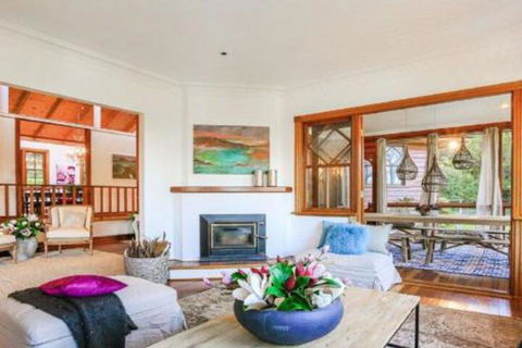 Treetops Elegant Inviting Designer Cedar Home - Accommodation NT 6