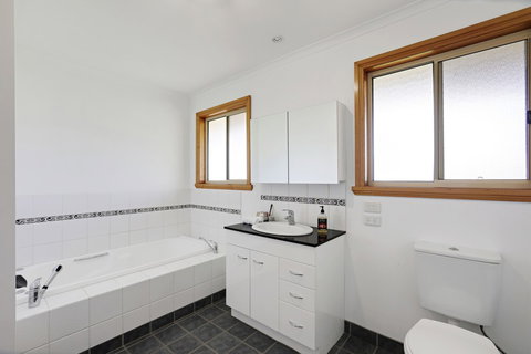 Yarragon 4 Bedroom House In Gippsland - Accommodation NT 5