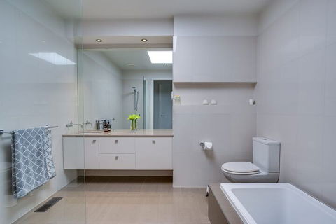 Kalina Retreat Tennis & Pool - Accommodation NT 7