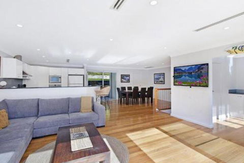 Luxurious Lake Front Long Jetty - NT Tourism 3