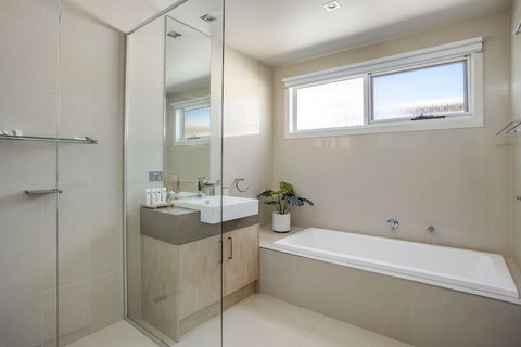 The Sanctuary Stunning Hot Tub Spa - Accommodation NT 1