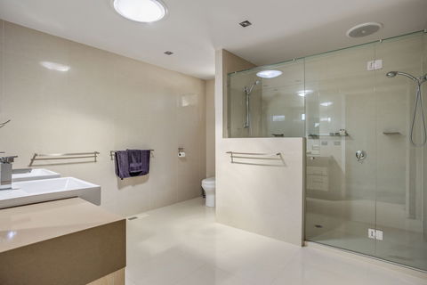 The Sanctuary Stunning Hot Tub Spa - Accommodation NT 2