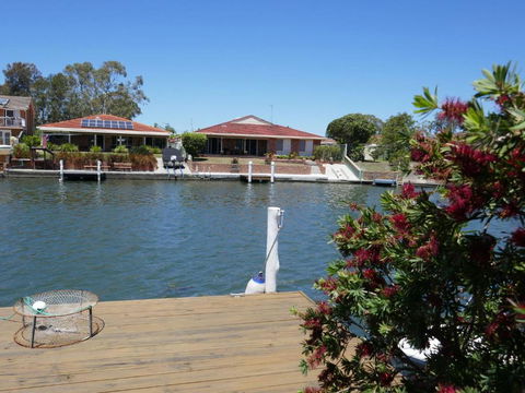 Waterfront Haven With Jetty Mooring & WiFI - Accommodation NT 3