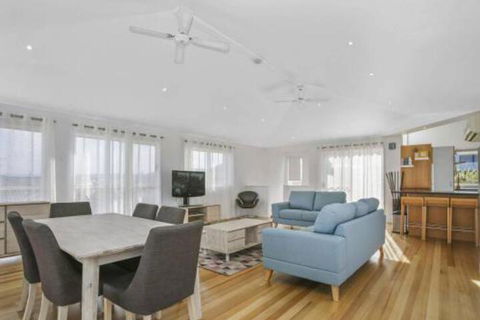 SEAVIEW Ocean Views From A Modern Townhouse - Accommodation NT 0