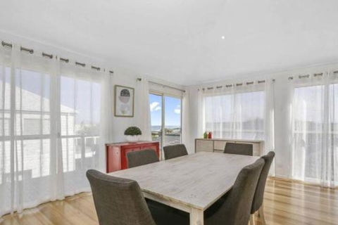 SEAVIEW Ocean Views From A Modern Townhouse - Accommodation NT 6