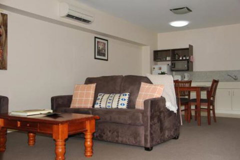 Hibernian Hotel - Accommodation NT 4
