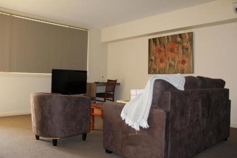Hibernian Hotel - Accommodation NT 7