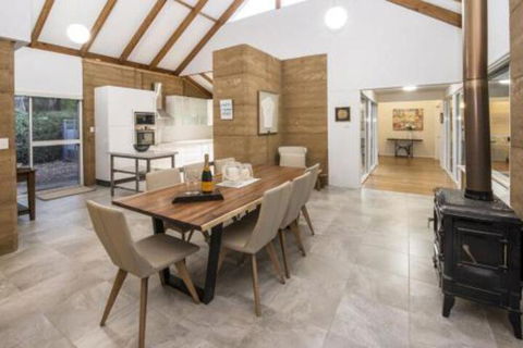 EeBee House - Accommodation NT 6