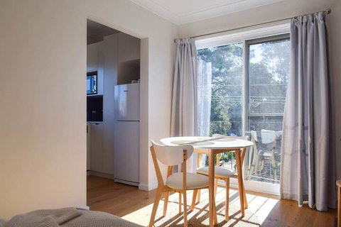 Sun-drenched 1 Bed Studio Apartment In Newtown - Accommodation NT 4