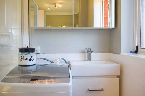 Sun-drenched 1 Bed Studio Apartment In Newtown - Accommodation NT 7