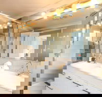 Contemporary 2 Bedroom Beachfront Apartment - Accommodation NT