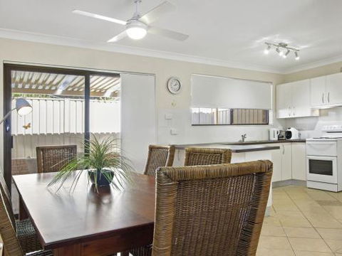 DAVIES STREET MOLLYMOOK 4 / 14 - Accommodation NT 2