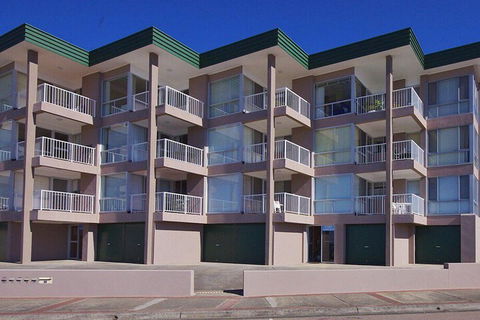 Dolphin Court 12 - NT Tourism 3