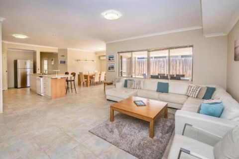 Macs Manor - Accommodation NT 4
