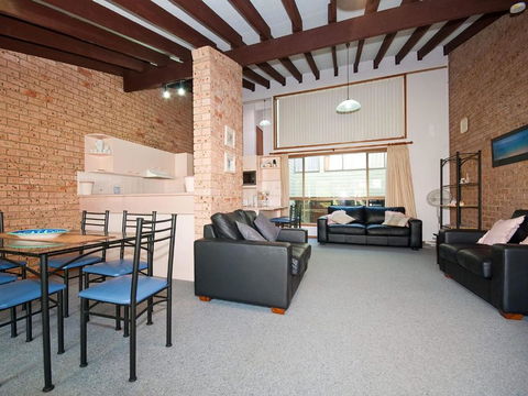 Gowrie Avenue Bay Parklands Townhouse 06 2 - NT Tourism 6