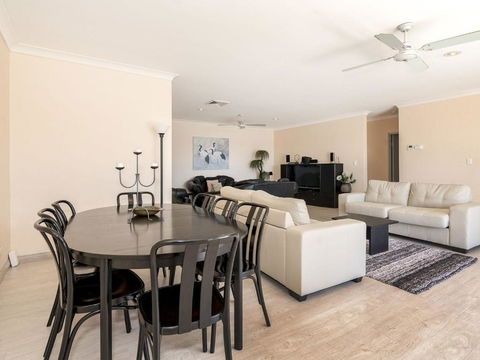 Lakeshore Apartments Unit 5 - NT Tourism 2