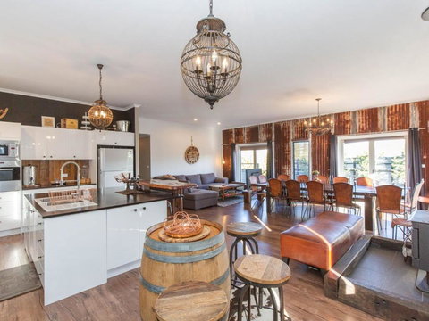 Oak & Barrel / 7 Twynam Street - Accommodation NT 4