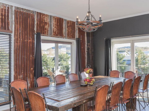 Oak & Barrel / 7 Twynam Street - Accommodation NT 5