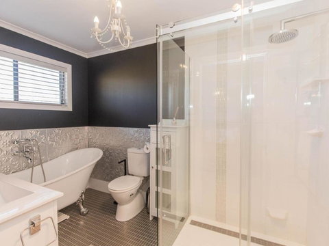 Oak & Barrel / 7 Twynam Street - Accommodation NT 3