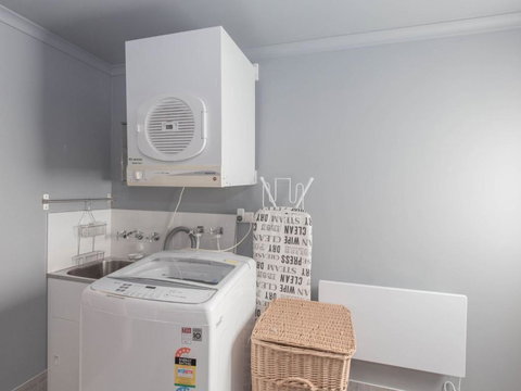 Oak & Barrel / 7 Twynam Street - Accommodation NT 1