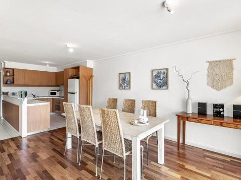 APARTMENT 23 PACIFIC APARTMENTS Sit On The Deck & Soak In The View - Accommodation NT 6