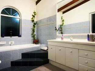 Castle On The Hill - Accommodation NT 1