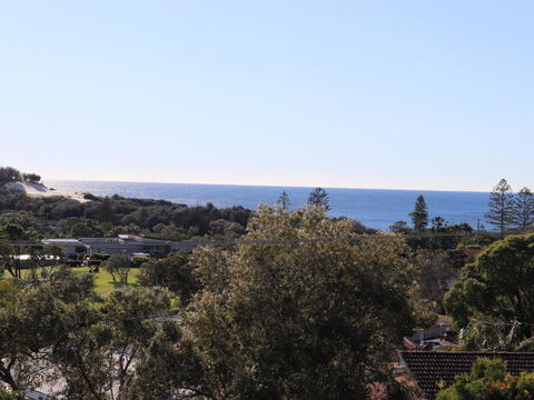 Easy Living At 14 Daphne Street - Accommodation NT 5