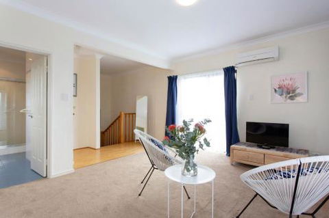 Bella Vista Townhouse With Views - NT Tourism 5