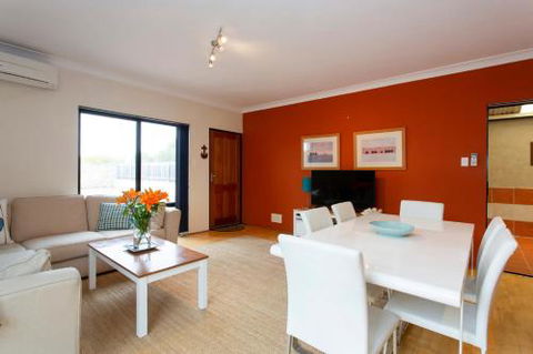 Bella Vista Townhouse With Views - NT Tourism 1