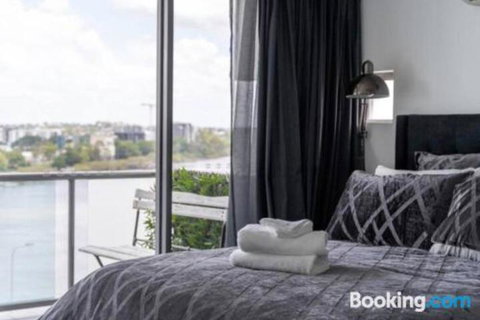 3br Stylish Apt CBD River & City Views SpaSaunaPoolWIFINetflix - Accommodation NT 6