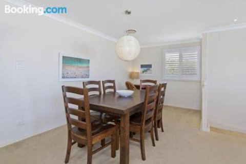 SEASCAPE An Enticing Lakeside Escape - Accommodation NT 6