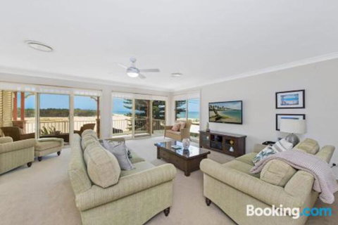SEASCAPE An Enticing Lakeside Escape - Accommodation NT 3