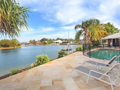 April 19 4 Bedroom Home On Canal With Pool Pontoon Aircon & WiFi! - Accommodation NT 3