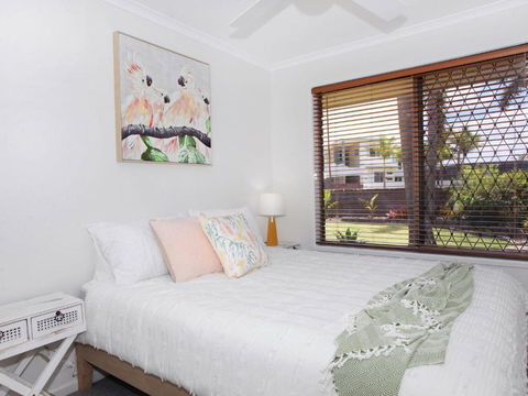 April 19 4 Bedroom Home On Canal With Pool Pontoon Aircon & WiFi! - Accommodation NT 5
