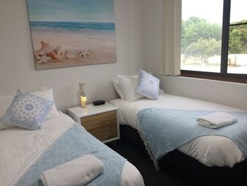Wallis View Lakeside Family Retreat - Accommodation NT 3