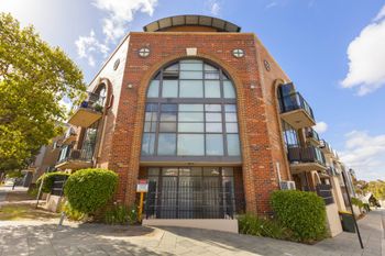 Stylish Inner City Apartment - NT Tourism 1