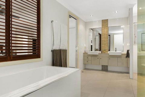 Luxury Home Near Marina - Accommodation NT 6