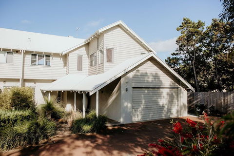 Waterfront - Accommodation NT 1