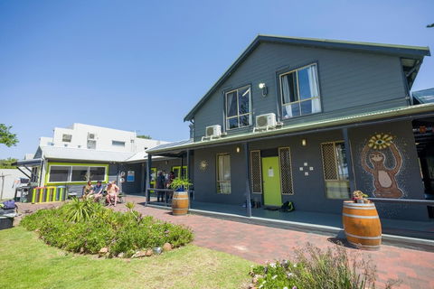 Dunsborough Beachouse YHA Backpackers - Accommodation NT 0