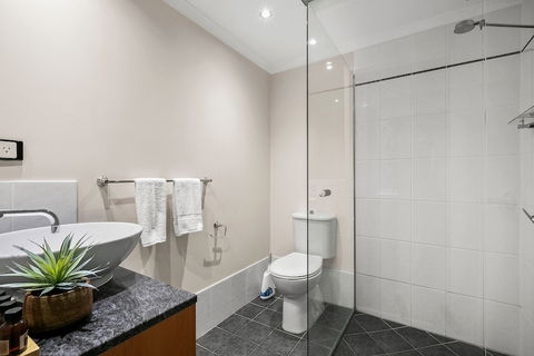 Poolside Alamanda Beachfront Resort 88 - Accommodation NT 6