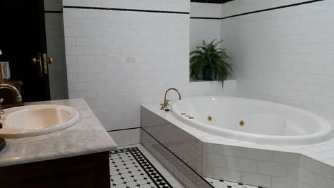 Petersons Armidale Winery & Guesthouse - Accommodation NT 5
