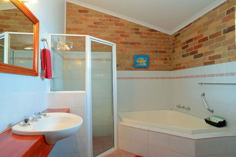 Rest Point Motor Inn - Accommodation NT 7