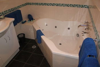Lorne Bush House Cottages & Eco Retreats - NT Tourism 3