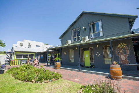 Dunsborough Beachouse YHA Hostel - NT Tourism 0