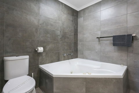 Crown Apartments - Accommodation NT 5
