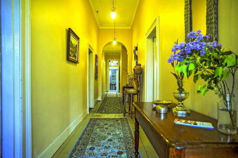 Cromwell House - Accommodation NT 5