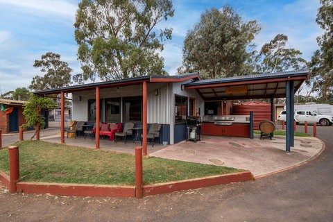 Golden Country Motel & Caravan Park - Accommodation NT 2
