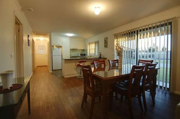 DBJ Holiday Units - Accommodation NT 3