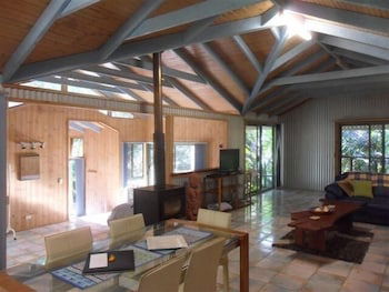 Treetops Accommodation Montville - NT Tourism 0