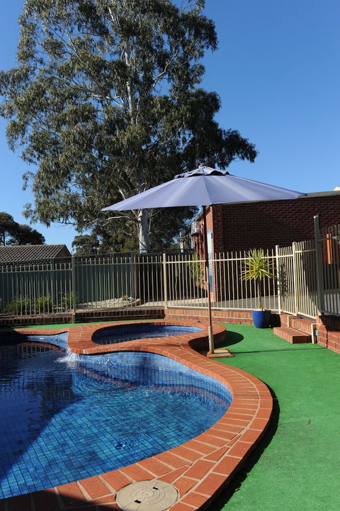 Golden Reef Motor Inn - NT Tourism 0